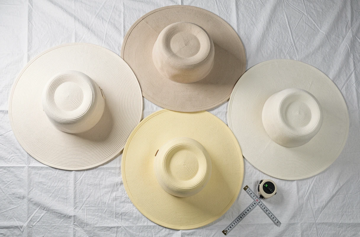 Chapeaux d'été aux couleurs claires avec larges bords pour se protéger de la chaleur