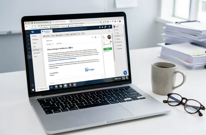 Gros plan d'un écran d'ordinateur affichant un brouillon de mail professionnel pour notifier un changement d'adresse email